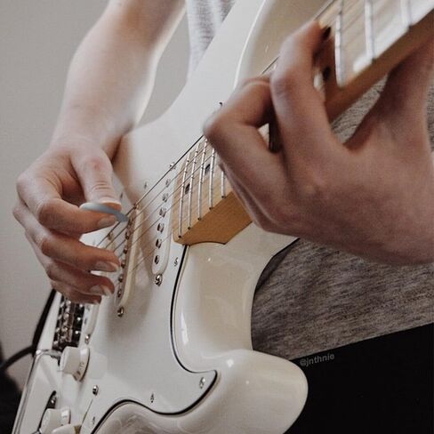 100 Pcs Metal Guitar Picks Stainless Steel Guitar Pick, 0.12 Inch Thickness Silver Tone Plectrums Guitar Picks for Musical Instrument Electric Bass Guitar Ukulele, with Picks Storage Case in Kuwait