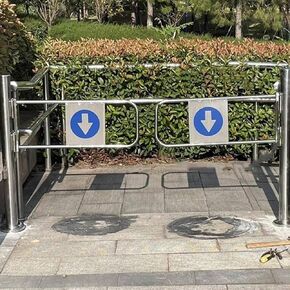 بوابة تأرجح تلقائية للارتداد على نطاق واسع من الفولاذ المقاوم للصدأ، باب يدوي، بوابة تأرجح معدنية متينة - باب مشاة آمن للخدمة الشاقة للمستودعات ومحلات السوبر ماركت ومتاجر البيع بالتجزئة - موثوق بها in Kuwait