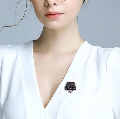 بروش شارة على شكل قلب الصداقة السوداء، الأصدقاء الحقيقيون لا يتباعدون أبدًا ربما على مسافة ولكن لا يوجد أبدًا في القلب دبابيس رائعة من الفولاذ المقاوم للصدأ على شكل طية صدر السترة للفتيات والأولاد مجوهرات هدية in Kuwait