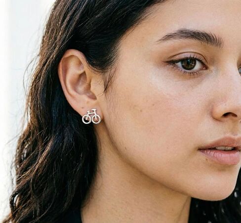 أقراط الدراجة للنساء والفتيات اللطيفة الصغيرة الفضية للدراجات لا تسبب الحساسية، مجوهرات أنيقة in Kuwait