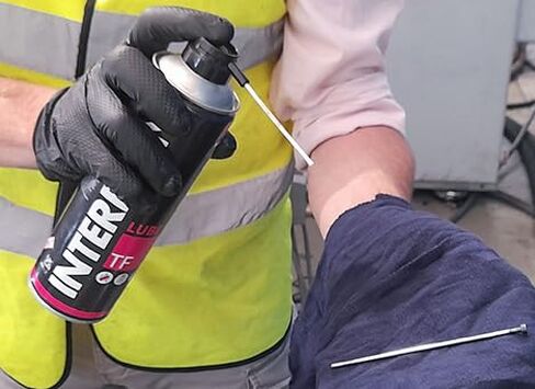 Interflon Lube TF - مادة تشحيم جافة متعددة الاستخدامات وطويلة الأمد - مادة تشحيم غير ملوثة تمنع تآكل الأجزاء المتحركة - تستخدم في تطبيقات التشحيم والصيانة - بخاخ 500 مل in Kuwait