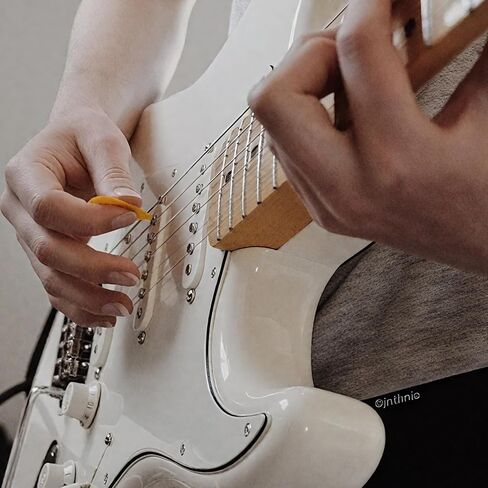 12 قطعة من ريشات الجيتار، 0.5/0.6/0.7/0.8/1.0/1.2 مم تتضمن سماكة رفيعة ومتوسطة ثقيلة، مجموعة متنوعة من ريشات السيلولويد الملونة للجيتار الصوتي، والجيتار الكهربائي، والباس in Kuwait