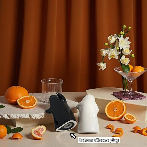 هزازات الملح والفلفل، تصميم شبح السيراميك، زوجين معانقة باللونين الأبيض والأسود، هدايا الزفاف، ديكور المطبخ، الهالوين، قابلة لإعادة الملء وسهلة الاستخدام (أسود وأبيض) in Kuwait