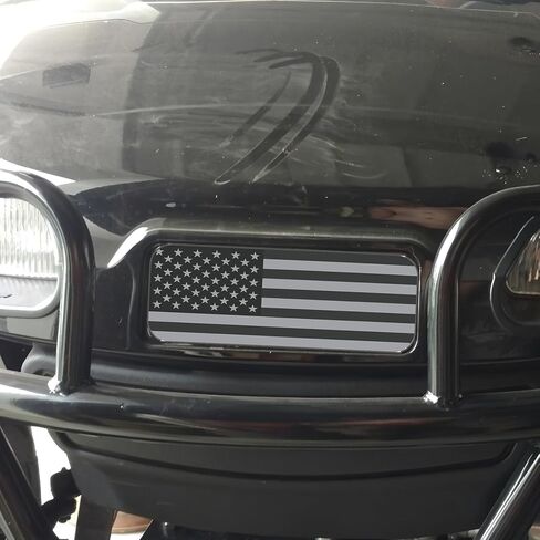 لوحة الاسم الأمامية لعربة الجولف E-Z-GO مع تصميم العلم الأمريكي باللونين الأسود والرمادي، تناسب 2014-2022 TXT، 2010-2015 2FIVE، 2008-2017 RXV، 2012-2016 Terrain، 2010-2022 Valor، و2017-2022 Elite in Kuwait