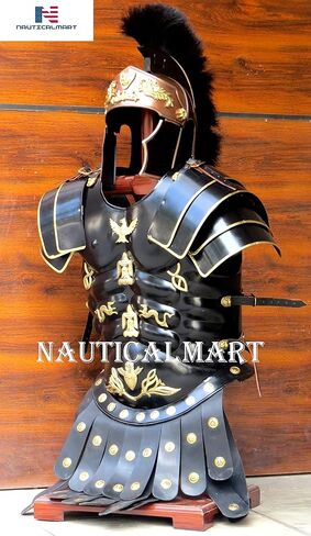 مجموعة درع العضلات الأسود الروماني من القرون الوسطى من NauticalMart مع أكتاف وخوذة مع زي الهالوين بعمود in Saudi Arabia
