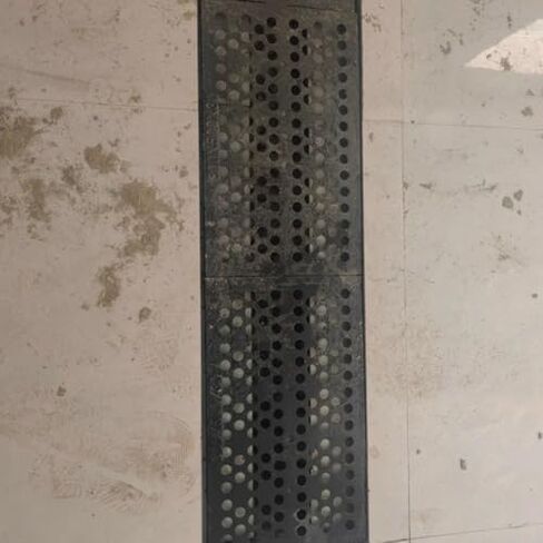 غطاء شبكة صرف من الحديد الزهر شديد التحمل للممر والخندق الخارجي - شبكة مجاري معدنية كبيرة لحوض التقاط الأرضية الخرسانية، متين ومقاوم للطقس in Kuwait