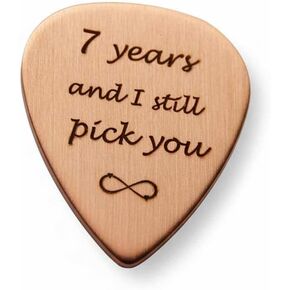 الهدية السابعة - اختيار جيتار نحاسي صلب - "7 سنوات ومازلت أختارك" - ريشة منقوشة للزوج أو الزوجة أو محبي الموسيقى (1) in Kuwait