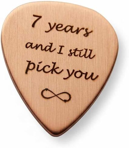 الهدية السابعة - اختيار جيتار نحاسي صلب - "7 سنوات ومازلت أختارك" - ريشة منقوشة للزوج أو الزوجة أو محبي الموسيقى (1) in Kuwait