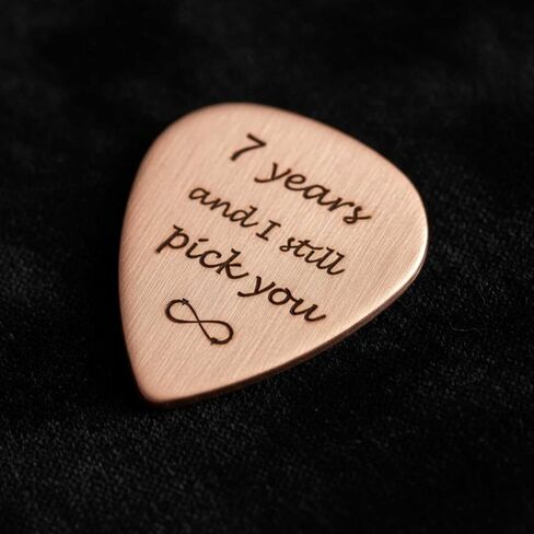 الهدية السابعة - اختيار جيتار نحاسي صلب - "7 سنوات ومازلت أختارك" - ريشة منقوشة للزوج أو الزوجة أو محبي الموسيقى (1) in Kuwait