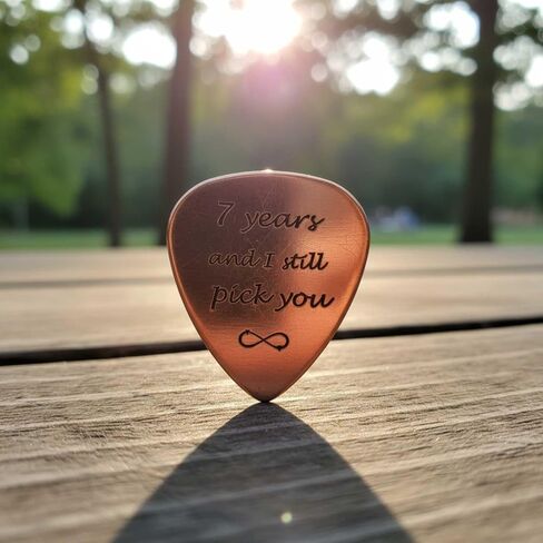 الهدية السابعة - اختيار جيتار نحاسي صلب - "7 سنوات ومازلت أختارك" - ريشة منقوشة للزوج أو الزوجة أو محبي الموسيقى (1) in Kuwait