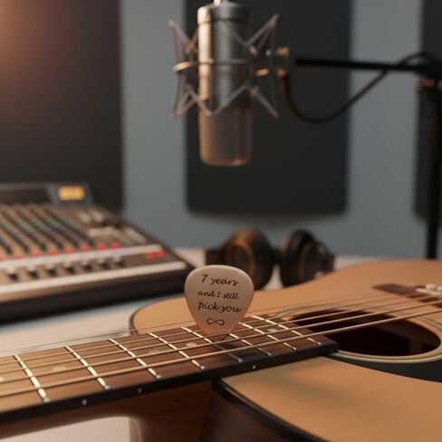 الهدية السابعة - اختيار جيتار نحاسي صلب - "7 سنوات ومازلت أختارك" - ريشة منقوشة للزوج أو الزوجة أو محبي الموسيقى (1) in Kuwait