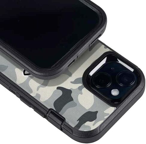 غلاف هاتف Skinit متوافق مع OtterBox Defender iPhone 13 - تصميم مموه مرخص رسميًا من NFL Kansas City Chiefs in Saudi Arabia