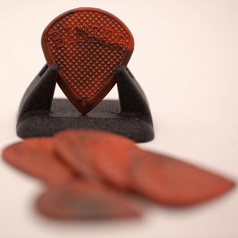 Binzer Plectrum - ريشة جيتار مميزة مع طرف دائري وقبضة قوية - ريشة جيتار باللون الأحمر/الأسود - تم تطوير ريشة الجيتار مع جاكوب بينزر - مصنوعة يدويًا في الدنمارك in Saudi Arabia