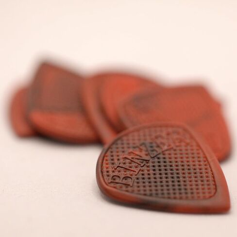 Binzer Plectrum - ريشة جيتار مميزة مع طرف دائري وقبضة قوية - ريشة جيتار باللون الأحمر/الأسود - تم تطوير ريشة الجيتار مع جاكوب بينزر - مصنوعة يدويًا في الدنمارك in Saudi Arabia