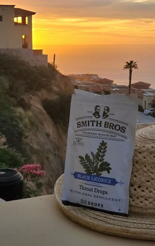 أقراص استحلاب التهاب الحلق مع البكتين من سميث براذرز (عرق السوس الأسود، 4 أكياس): قطرات حلوى عتيقة للحلق - قطرة السعال الأمريكية الأصلية in Kuwait