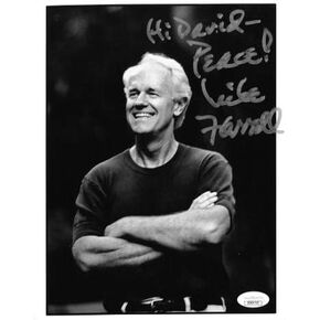 Athlon Sports CTBL-024484 مايك فاريل موقع B&W 8 × 10 بوصة. صورة Hi David- Peace- JSA Hologram No.DD64763 M.A.S.H & B.J. Hunnicutt in Kuwait