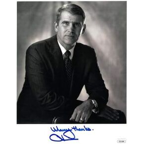 Athlon Sports CTBL-024320 Oliver North مُوقع عام 1990 B&W 8 × 10 بوصة. صورة جزيل الشكر - JSA Hologram No.EE41588 USMC Lt Col & National Security Council in Kuwait