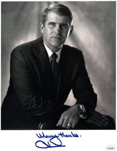 Athlon Sports CTBL-024320 Oliver North مُوقع عام 1990 B&W 8 × 10 بوصة. صورة جزيل الشكر - JSA Hologram No.EE41588 USMC Lt Col & National Security Council in Kuwait