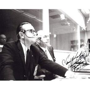 Athlon Sports CTBL-024834 كريس وكريستوفر كرافت موقعان على وكالة ناسا مقاس 8 × 10 بوصة. مدير الصور لعمليات الطيران 1964-1970- JSA Hologram No.EE62144 Apollo 13 in Kuwait