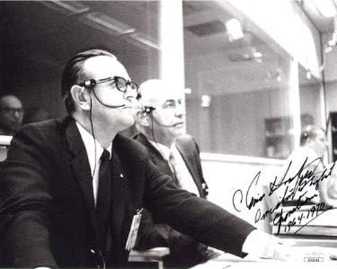 Athlon Sports CTBL-024834 كريس وكريستوفر كرافت موقعان على وكالة ناسا مقاس 8 × 10 بوصة. مدير الصور لعمليات الطيران 1964-1970- JSA Hologram No.EE62144 Apollo 13 in Kuwait