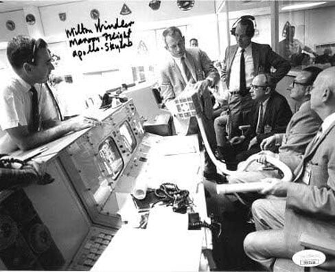 Athlon Sports CTBL-024839 ميلتون ويندلر موقع NASA Vintage B&W 8 × 10 بوصة. صورة Maroon Flight Apollo- Skylab- JSA Hologram No.EE62150 in Kuwait