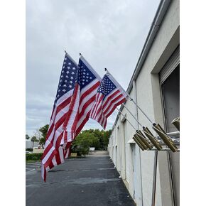 سارية علم حامل قضيب مع العلم الأمريكي، وعمود علم القوارب أيضًا للاستخدام في قاذفات الصواريخ. مجموعة العلم الأمريكي وسارية العلم من تصميمات South Wind in Kuwait