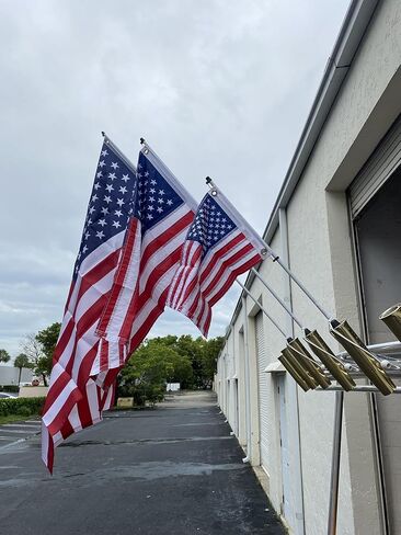 سارية علم حامل قضيب مع العلم الأمريكي، وعمود علم القوارب أيضًا للاستخدام في قاذفات الصواريخ. مجموعة العلم الأمريكي وسارية العلم من تصميمات South Wind in Kuwait