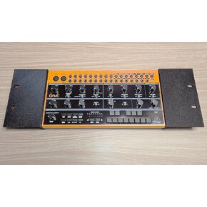 آذان تركيب لحامل استوديو مقاس 19 بوصة تناسب مُركب التوابل Behringer Crave Edge Grind Spice - صنع في الولايات المتحدة الأمريكية in Kuwait