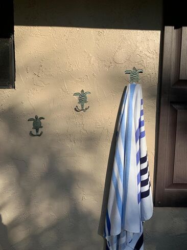 خطافات من الحديد الزهر خطاف مزدوج من الحديد الزهر على شكل سلحفاة بحرية برونزية مع زنجار أخضر هدية رائعة مقاس 3.5 بوصة عرض × 4.5 بوصة ارتفاع (1) in Kuwait