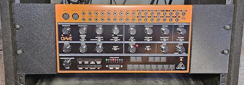 آذان تركيب لحامل استوديو مقاس 19 بوصة تناسب مُركب التوابل Behringer Crave Edge Grind Spice - صنع في الولايات المتحدة الأمريكية in Kuwait