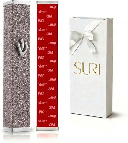 SURI Small Mezuzahs - غطاء Mezuza للباب اليهودي من الألومنيوم باللون الرمادي مقاس 3.8 بوصة مع مجموعة تمرير مطبوعة، تصميم ساق معاصر، يناسب تمرير 3 بوصة، لاصق ذاتي اللصق، يتضمن صندوق هدايا in Kuwait