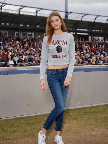 سويت شيرت قصير للنساء من Licence Champs | بلوفر بأكمام طويلة من الصوف | بضائع يوم اللعبة الرسمية للرابطة الوطنية لرياضة الجامعات (NCAA). in Kuwait