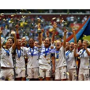 Athlon Sports CTBL-022526 16 × 20 بوصة. صورة ستاينر هولوجرام كريستي رامبون الموقعة لفريق الولايات المتحدة الأمريكية 2015 لكأس العالم لكرة القدم للسيدات، صورة احتفال الأبطال النهائيين in Kuwait