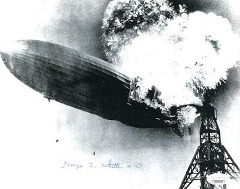 Athlon Sports CTBL-023747 8 × 10 بوصة. جورج ويتل M.D. مُوقع عام 1937 شاهد كارثة هيندنبورغ صورة قديمة بالأبيض والأسود - صورة ثلاثية الأبعاد JSA رقم DD64288 in Kuwait