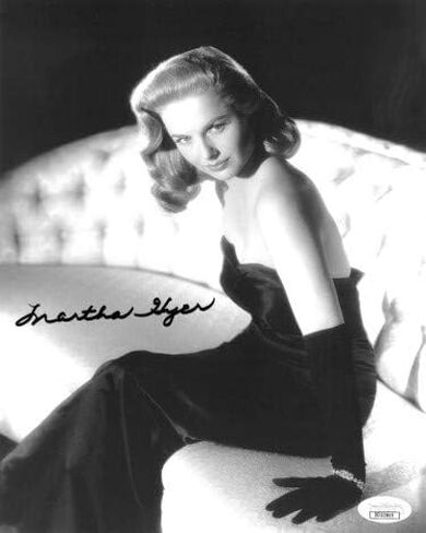 Athlon Sports CTBL-022813 8 × 10 بوصة صورة مارثا هاير موقعة بالأبيض والأسود، صورة ثلاثية الأبعاد JSA رقم DD32849 - على الأريكة in Kuwait