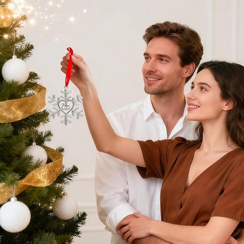 عيد الميلاد الأول في زخرفة منزلنا الجديد 2025، زينة معدنية معلقة لعيد الميلاد مع تذكار رئيسي للأزواج، ديكور شجرة عيد الميلاد، أفكار هدايا الترحيب بالمنزل، الحلي in Kuwait