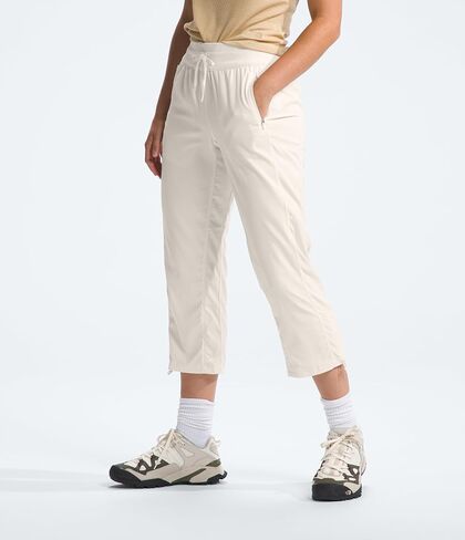 بنطال كابري أفروديت موشن للنساء من THE NORTH FACE (مقاس قياسي وحجم كبير)، أبيض الكثبان الرملية، مقاس كبير in Kuwait