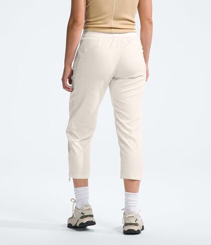 بنطال كابري أفروديت موشن للنساء من THE NORTH FACE (مقاس قياسي وحجم كبير)، أبيض الكثبان الرملية، مقاس كبير in Kuwait