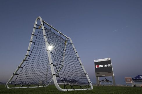 Kwik Goal Kwik Back Rebounder، 5'4 بوصة ارتفاع × 4 بوصة عرض، أبيض in Kuwait