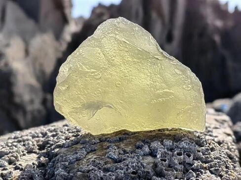 زجاج الصحراء الليبي الخام، عقد تكتيت زجاج الصحراء الليبي الذهبي الأصلي، شكل غير منتظم in Kuwait