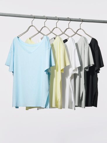 تي شيرت Uniqlo AIRism مريح برقبة على شكل حرف V | 2 الطريق in Saudi Arabia