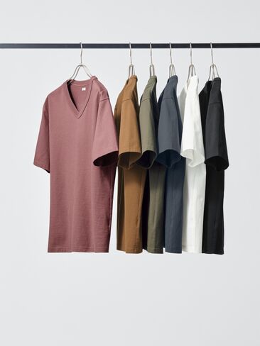 تي شيرت Uniqlo برقبة على شكل حرف V in Kuwait