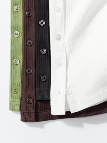 UNIQLO الجزء العلوي مفتوح من الأمام in Kuwait