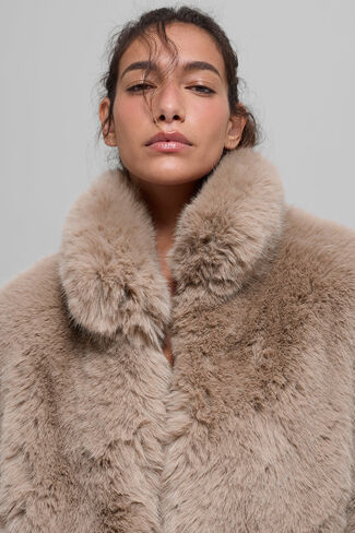 Alo Yoga Opulent Faux Fur Cropped Jacket - Oat in Saudi Arabia