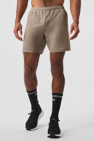 Alo Yoga 7" Conquer React Performance Short - Gravel in Saudi Arabia