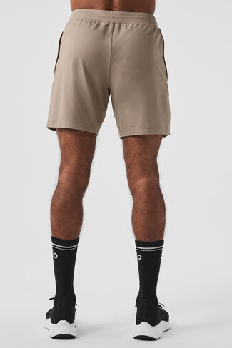 Alo Yoga 7" Conquer React Performance Short - Gravel in Saudi Arabia