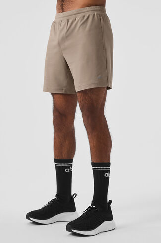 Alo Yoga 7" Conquer React Performance Short - Gravel in Saudi Arabia