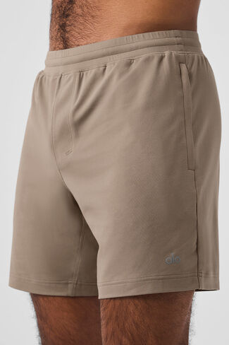 Alo Yoga 7" Conquer React Performance Short - Gravel in Saudi Arabia