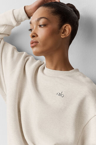 Alo Yoga Accolade Crew Neck Pullover - Oatmeal Heather in Saudi Arabia