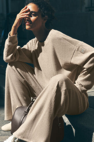 Alo Yoga Muse Crew Neck Pullover - Gravel Heather in Saudi Arabia